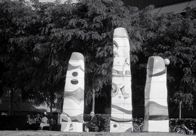 828152 Gezicht op de beeldengroep 'Totems' van de keramiste Jackie Bouw, op het voorterrein van het Diakonessenhuis ...